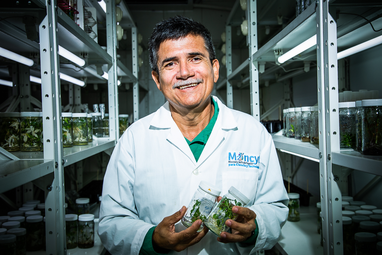 Juan Mateus: El germoplasma es una pasión, todavía las plantas «in vitro» son mis consentidas